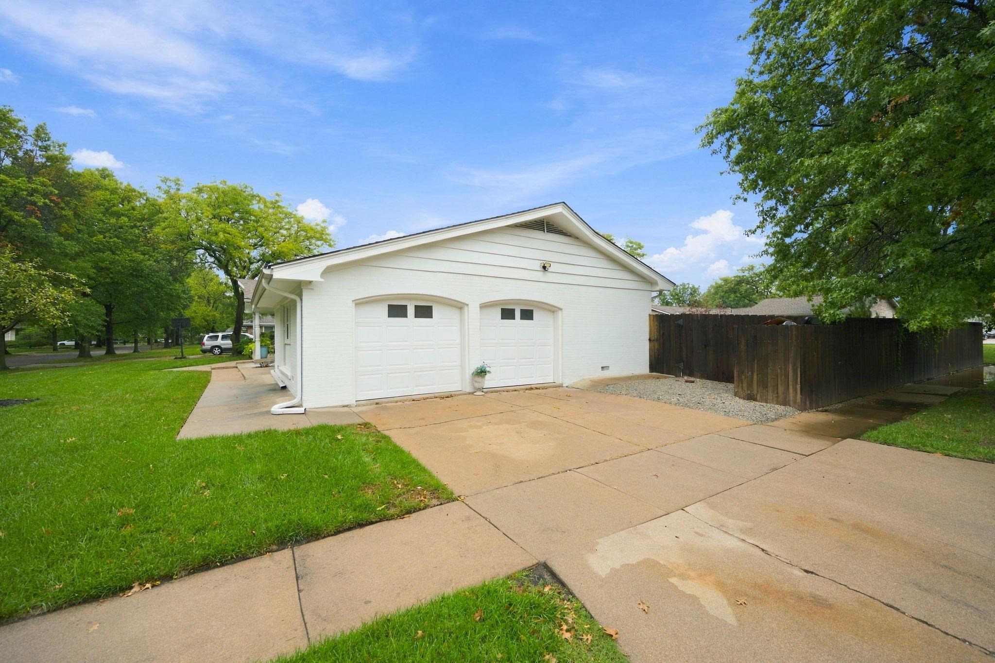102 N Penrose Drive Property Photo 4