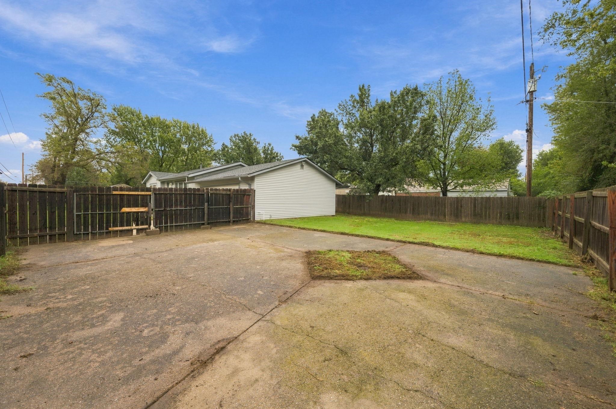 3501 W 17th Property Photo 4