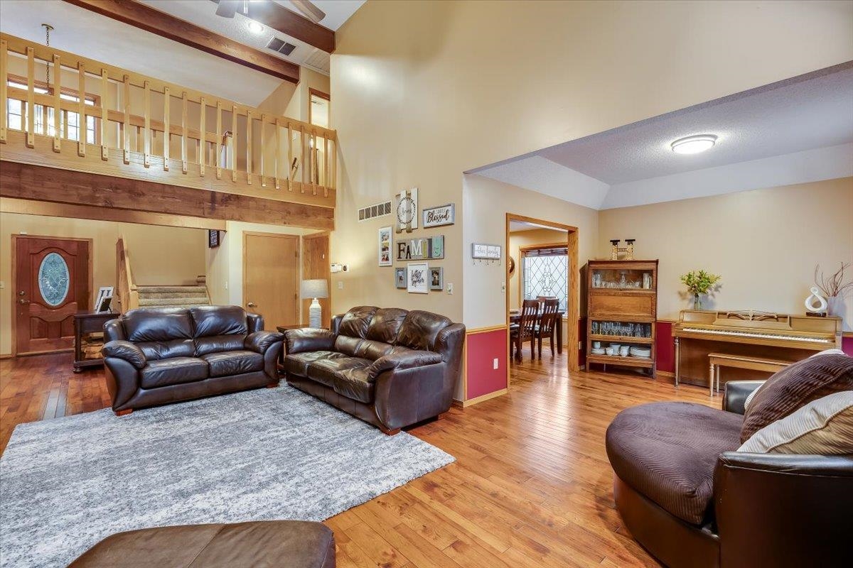 1524 E Pheasant Run Property Photo 2