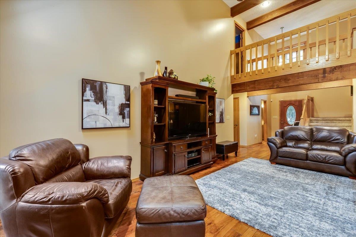 1524 E Pheasant Run Property Photo 3