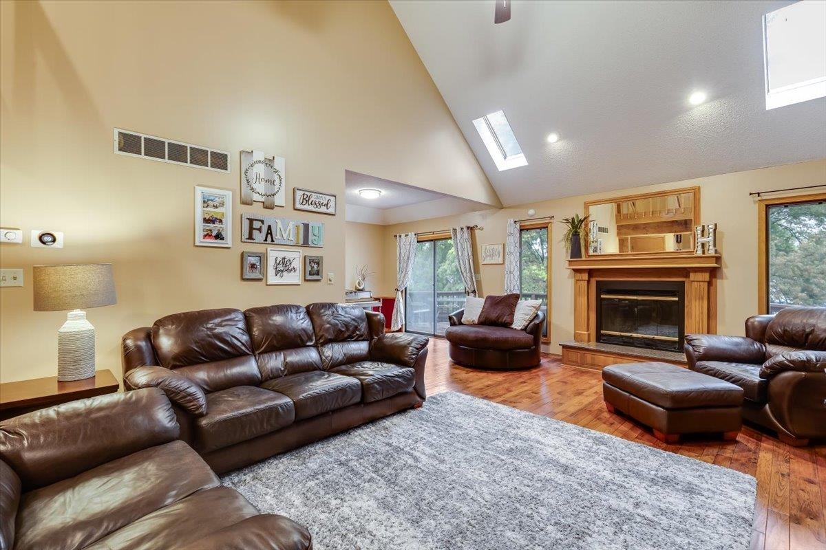 1524 E Pheasant Run Property Photo 4