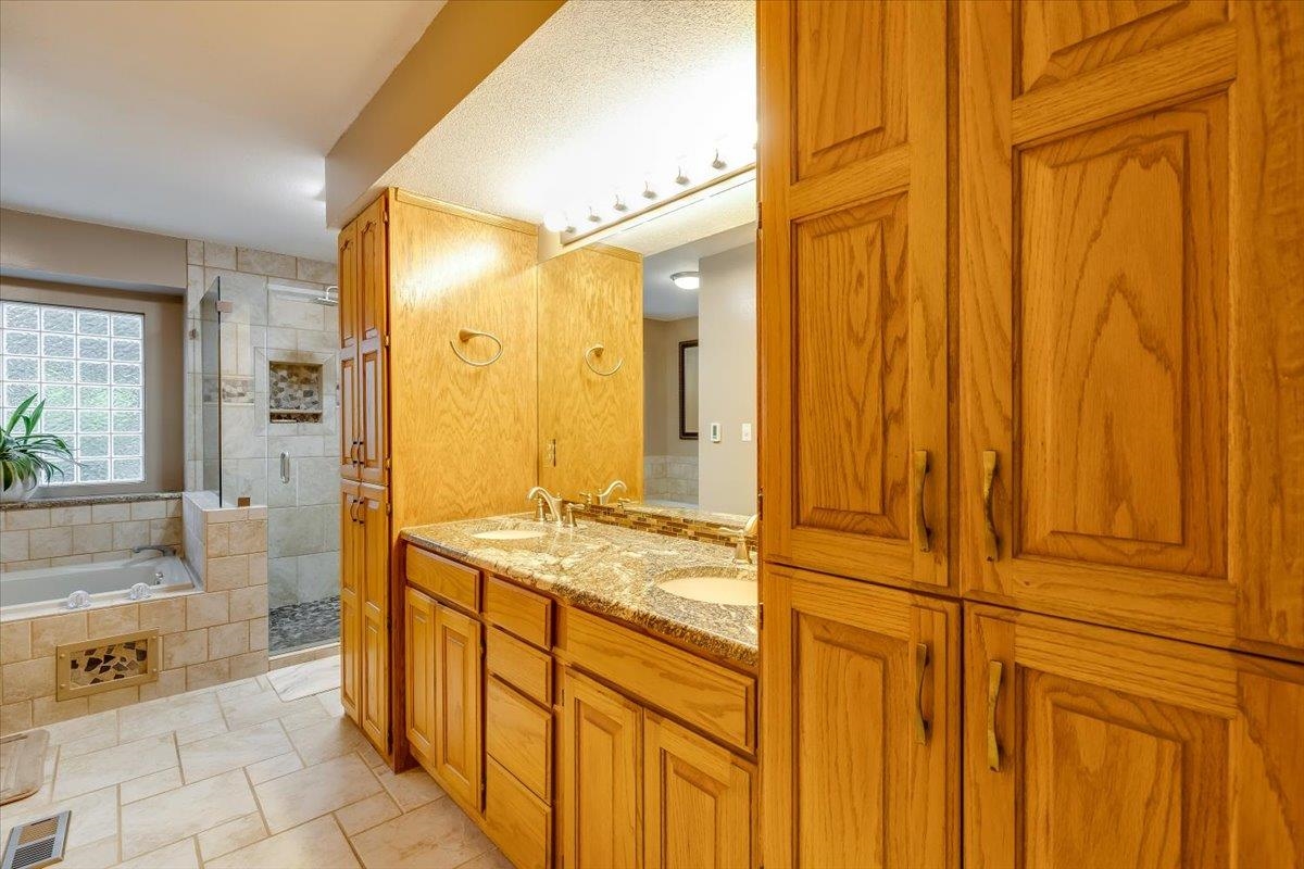 1524 E Pheasant Run Property Photo 13