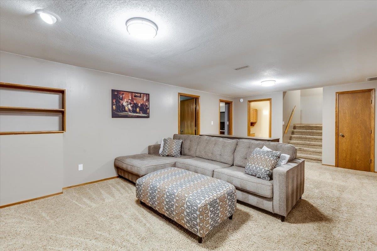 1524 E Pheasant Run Property Photo 20