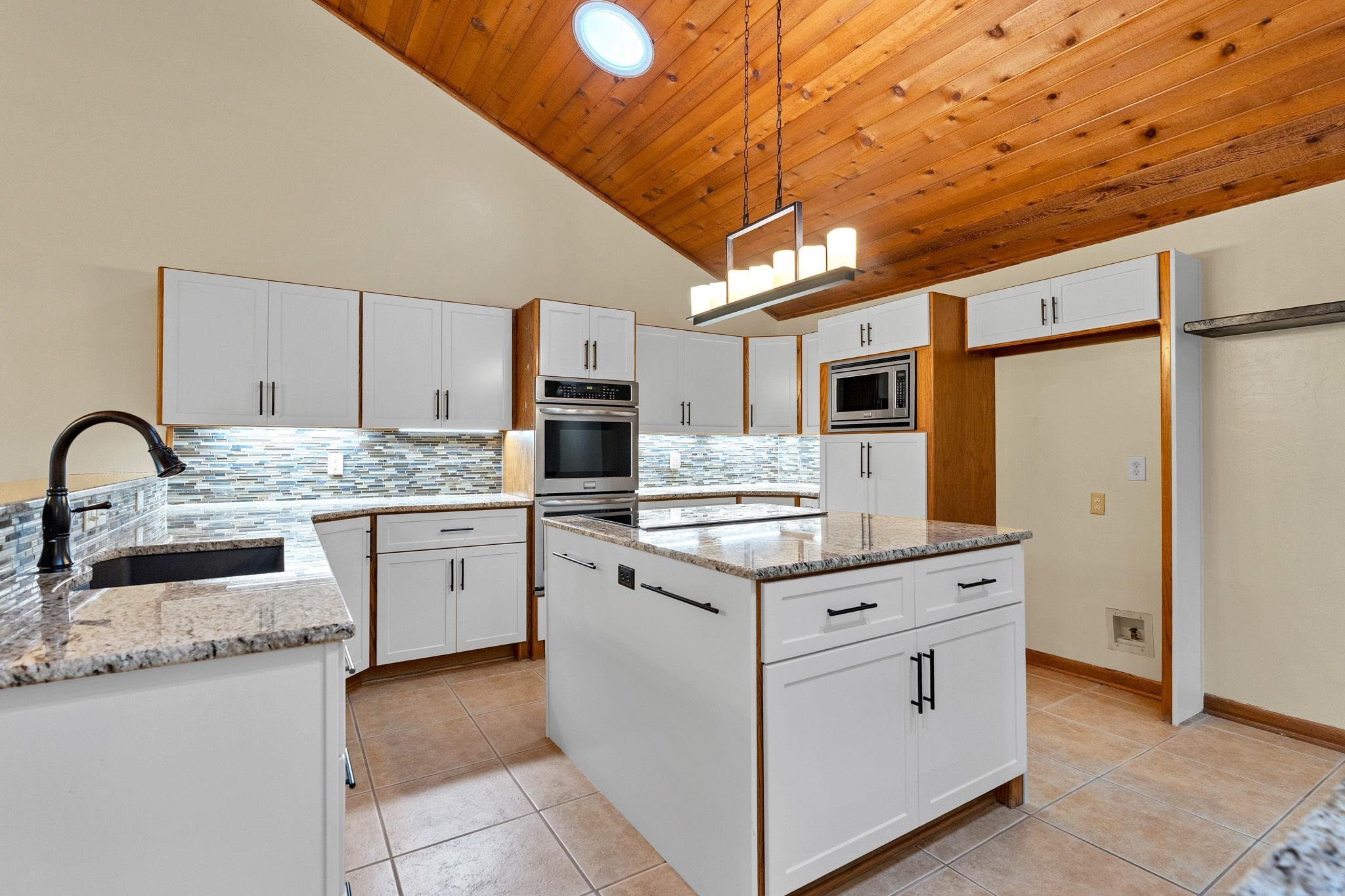 2441 N Plumthicket Ct Property Photo 9