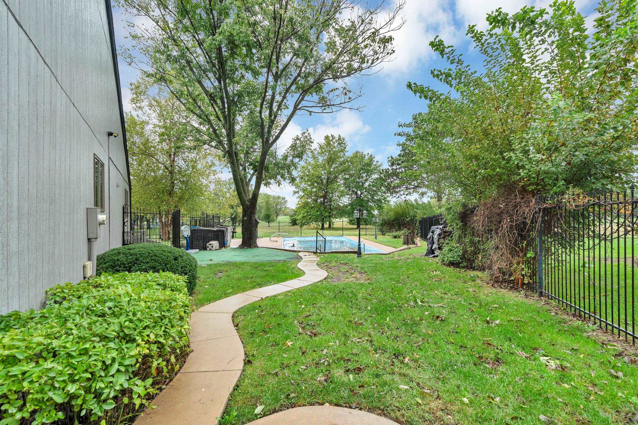 2441 N Plumthicket Ct Property Photo 30
