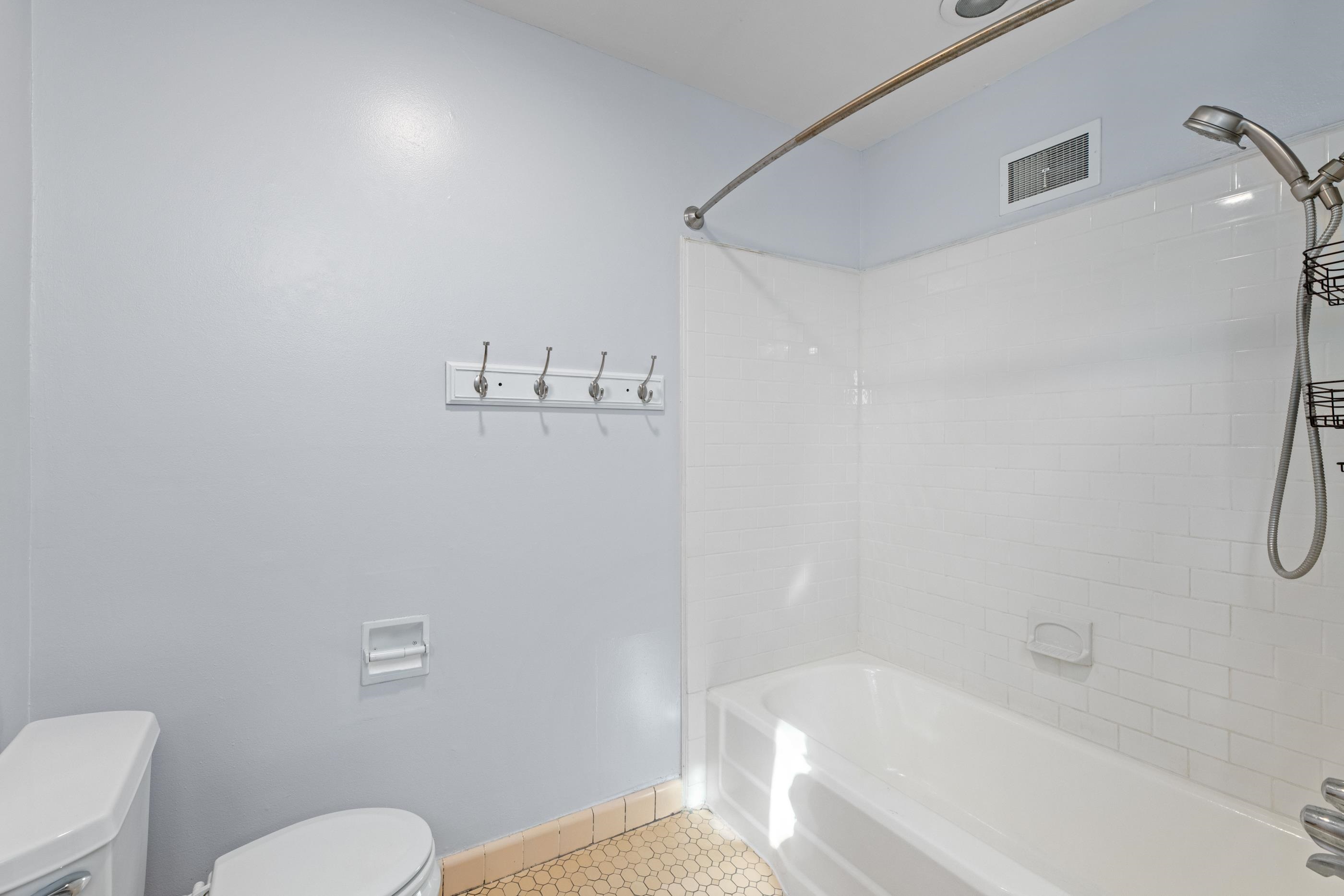 22 E Hawthorne St Property Photo 23