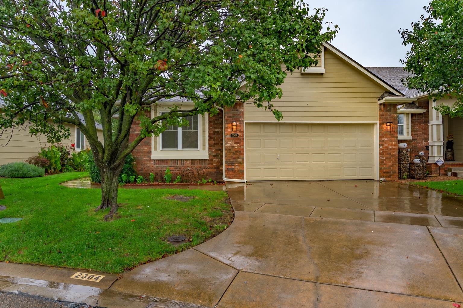 2304 N Lakeway Circle Property Photo 1