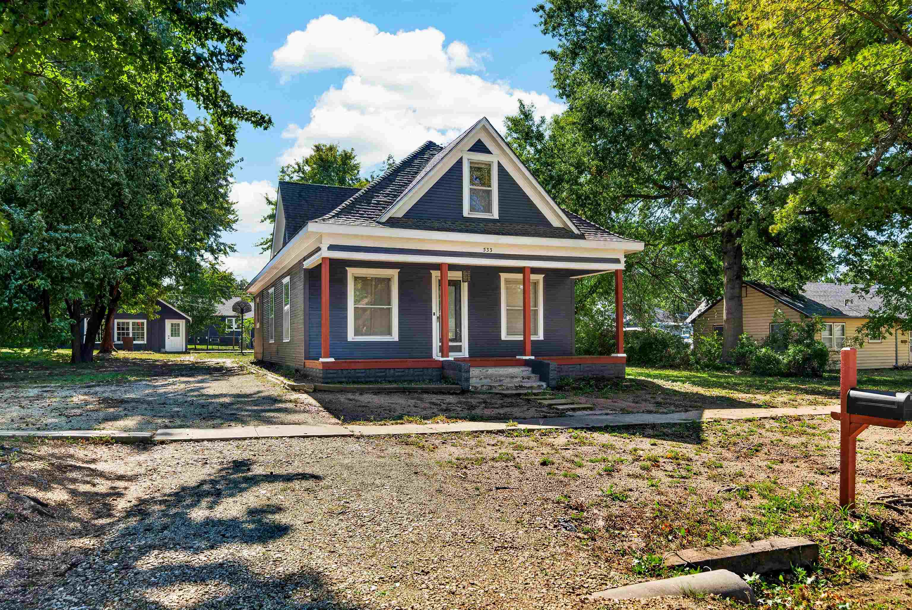 533 Emery St Property Photo 3
