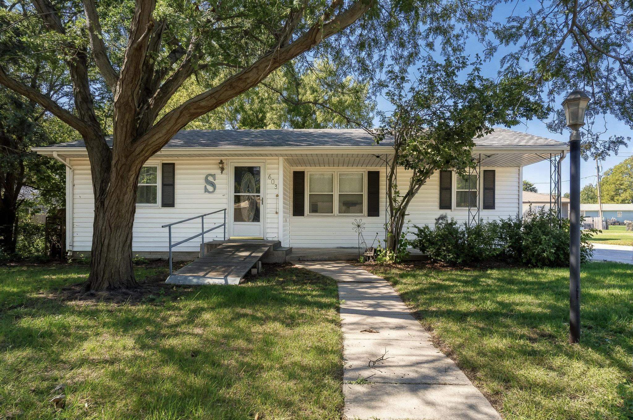 605 N Struble St Property Photo 1