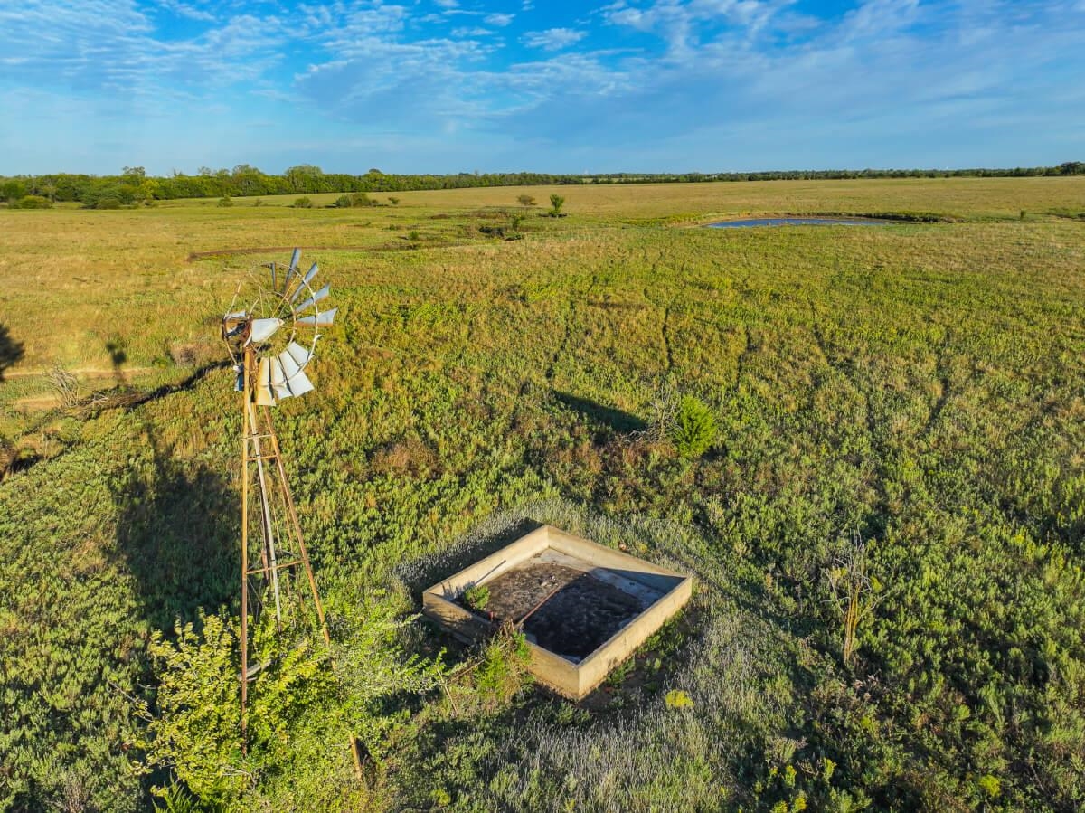 000 Se Bluestem Rd Property Photo 3