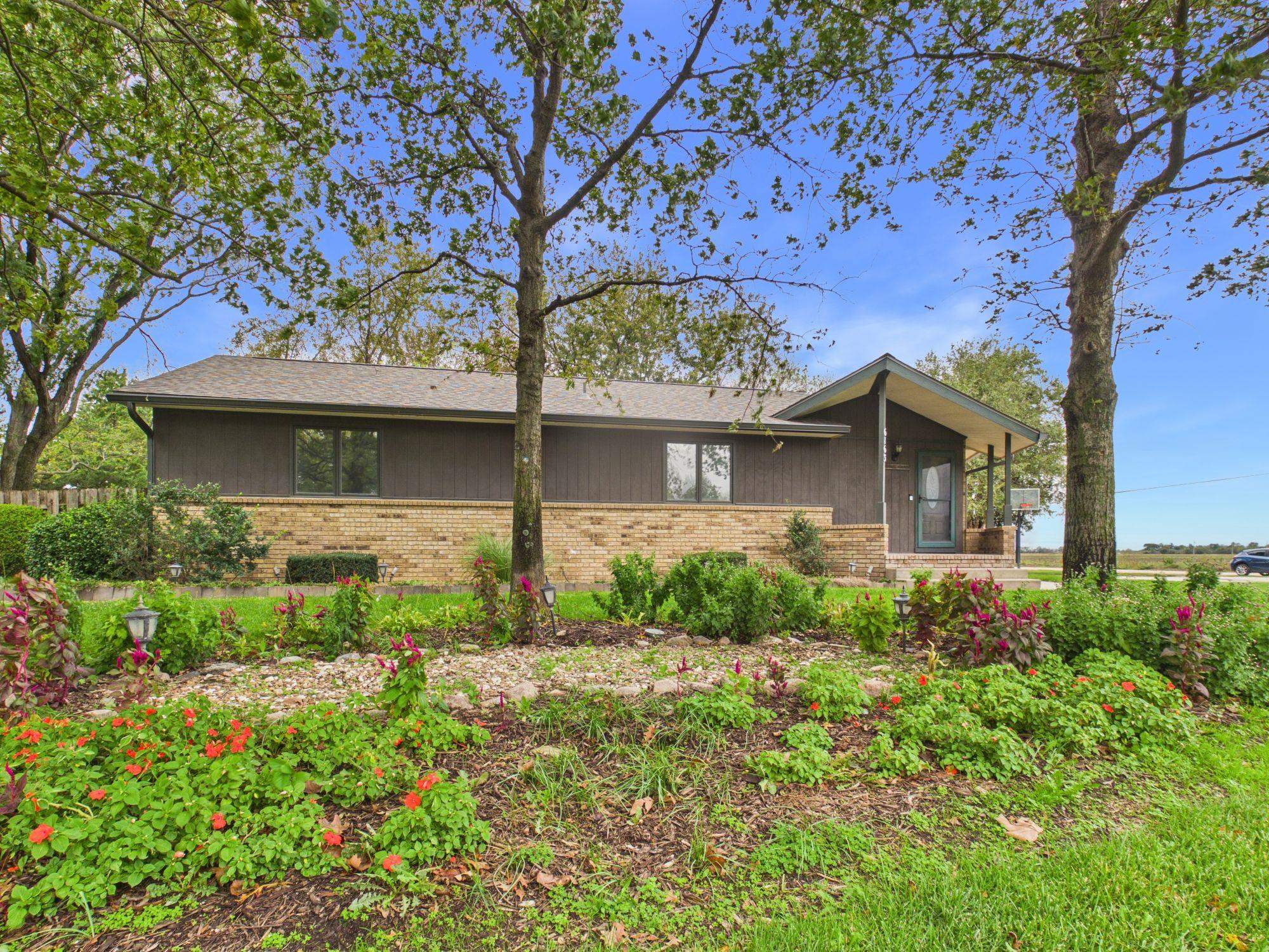 6163 N Saint Paul St Property Photo 3