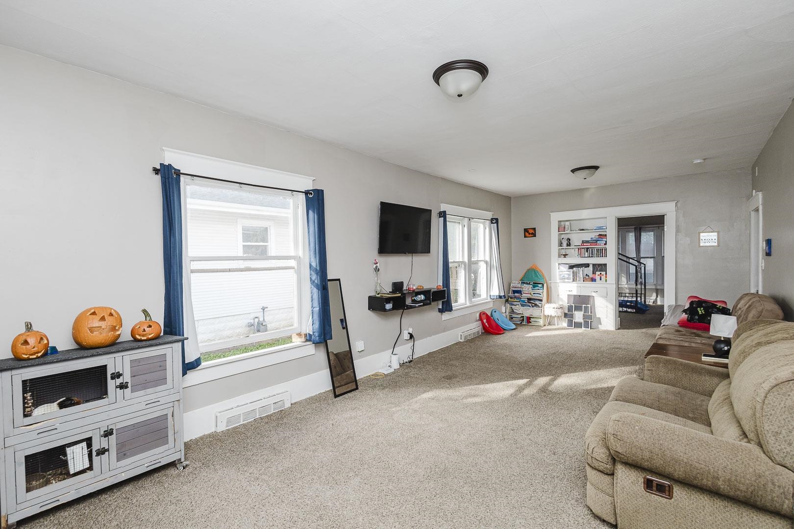 243 S Volutsia Property Photo 4
