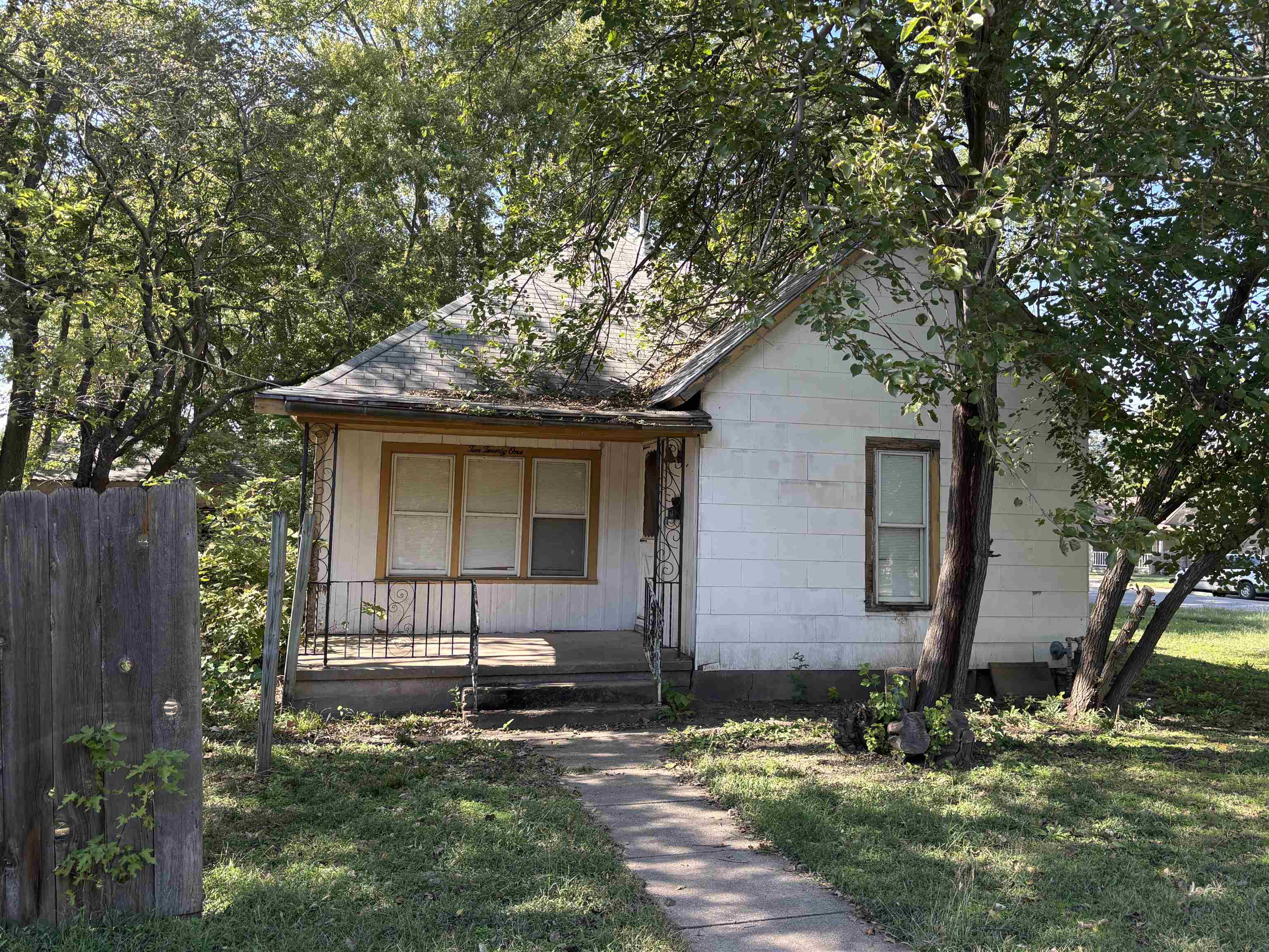 1021 N Poplar Property Photo 1