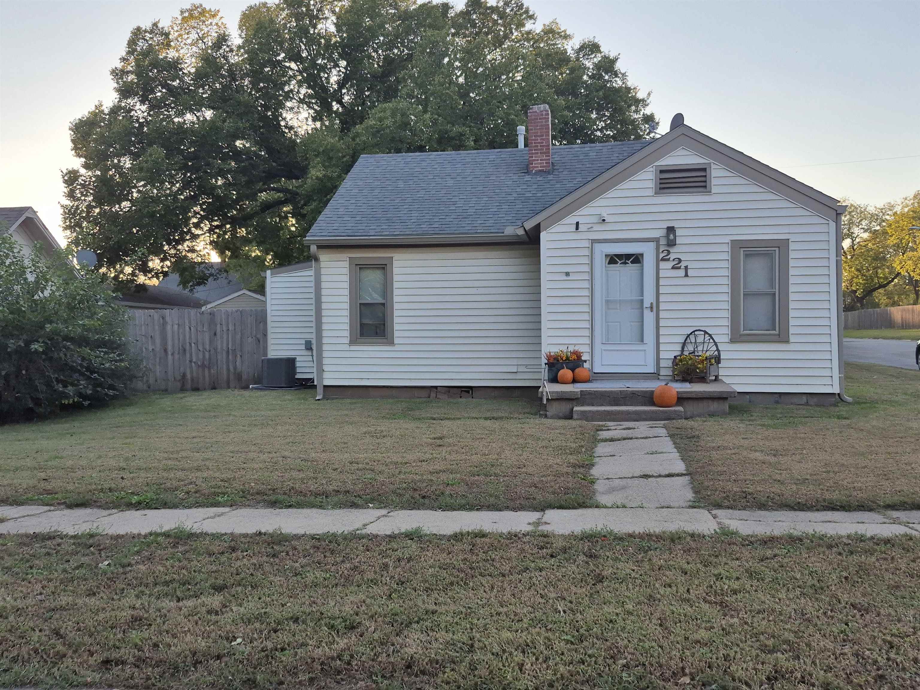 221 N Miller St. Property Photo 1