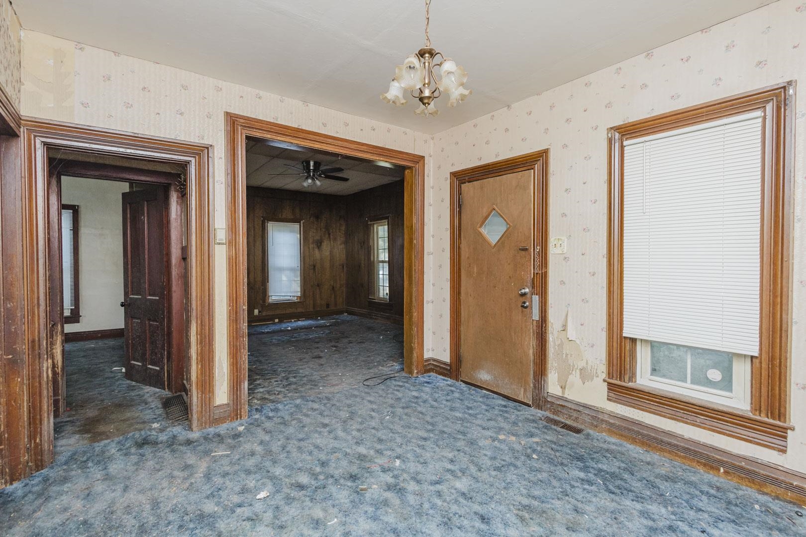 319 W 6th St. Property Photo 4