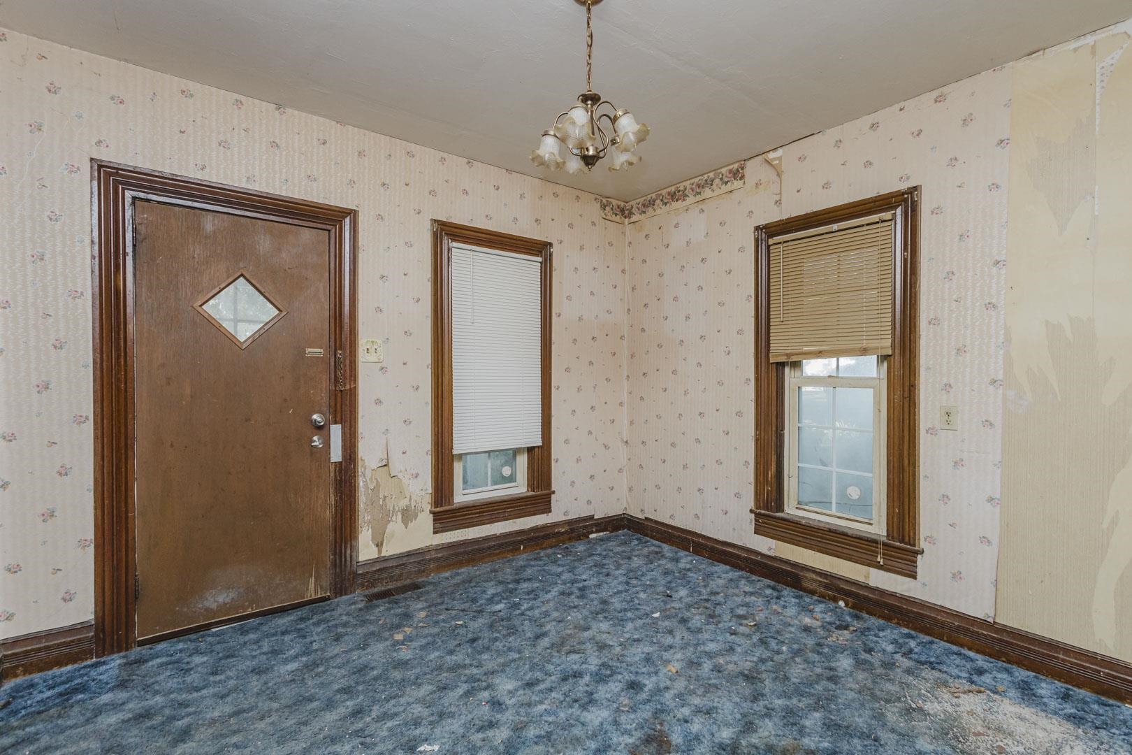 319 W 6th St. Property Photo 5