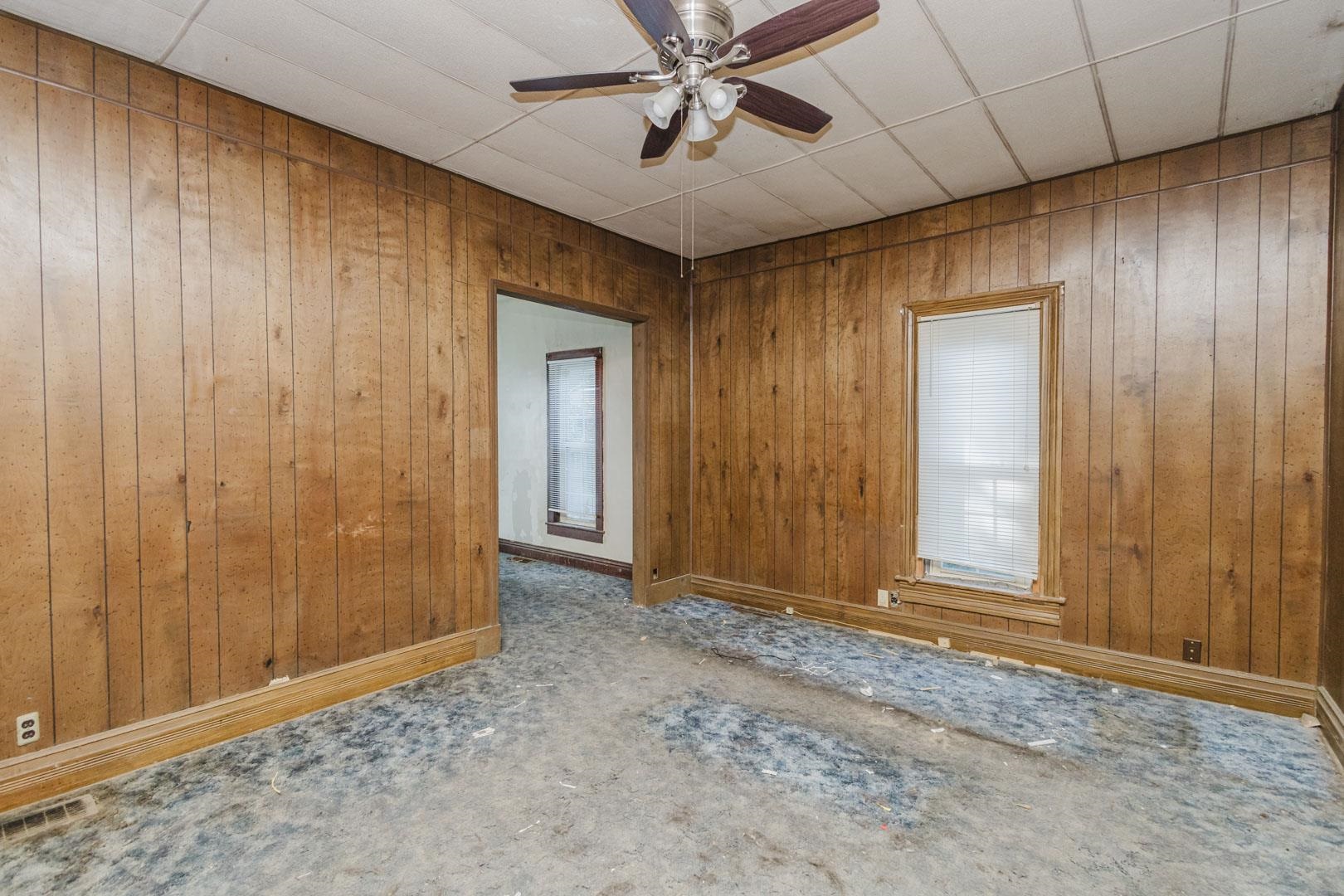 319 W 6th St. Property Photo 9