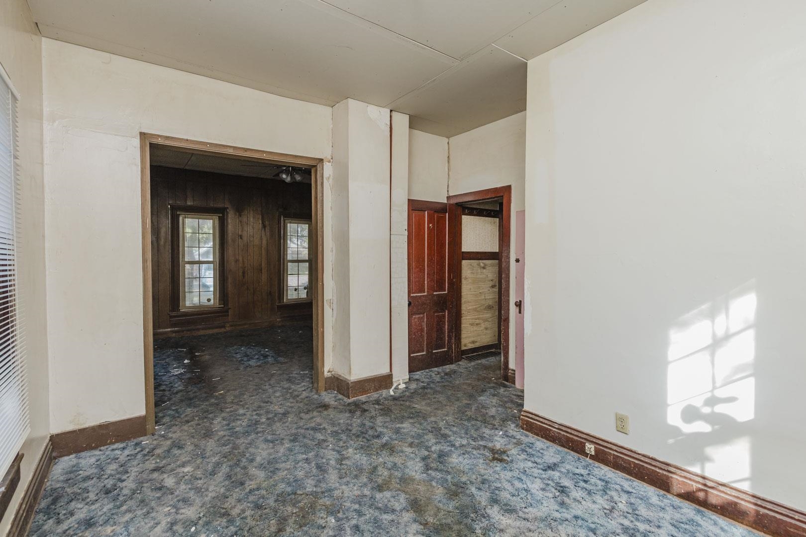 319 W 6th St. Property Photo 11