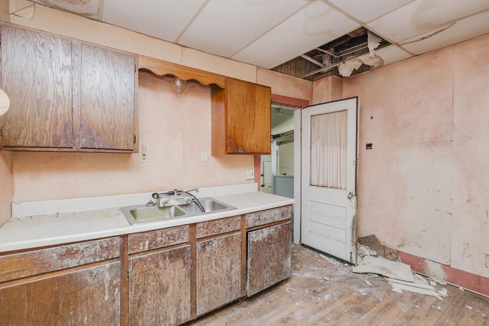 319 W 6th St. Property Photo 15