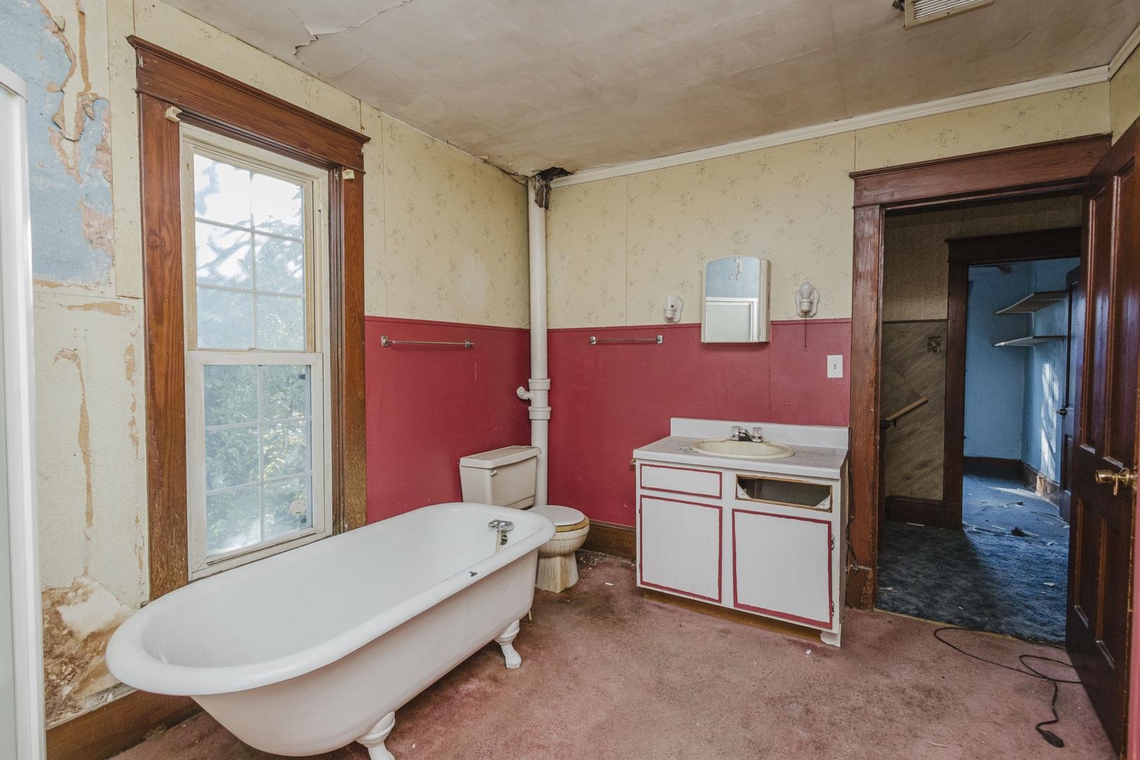 319 W 6th St. Property Photo 31