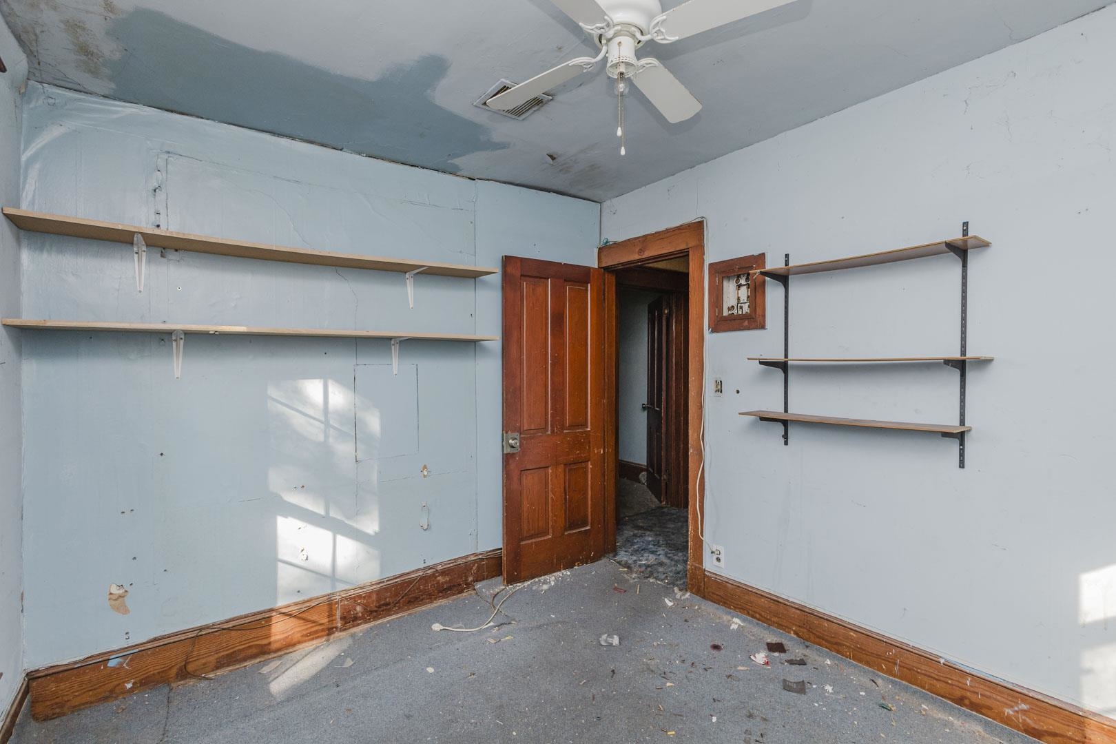 319 W 6th St. Property Photo 33