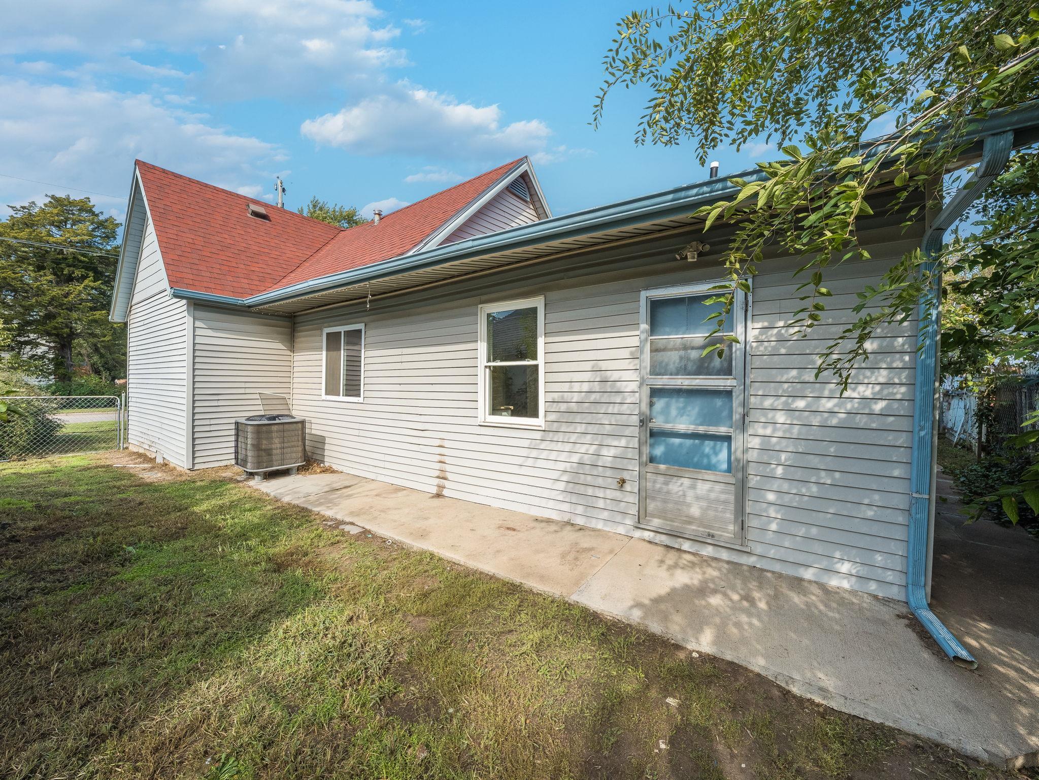 220 Old Main St Property Photo 18