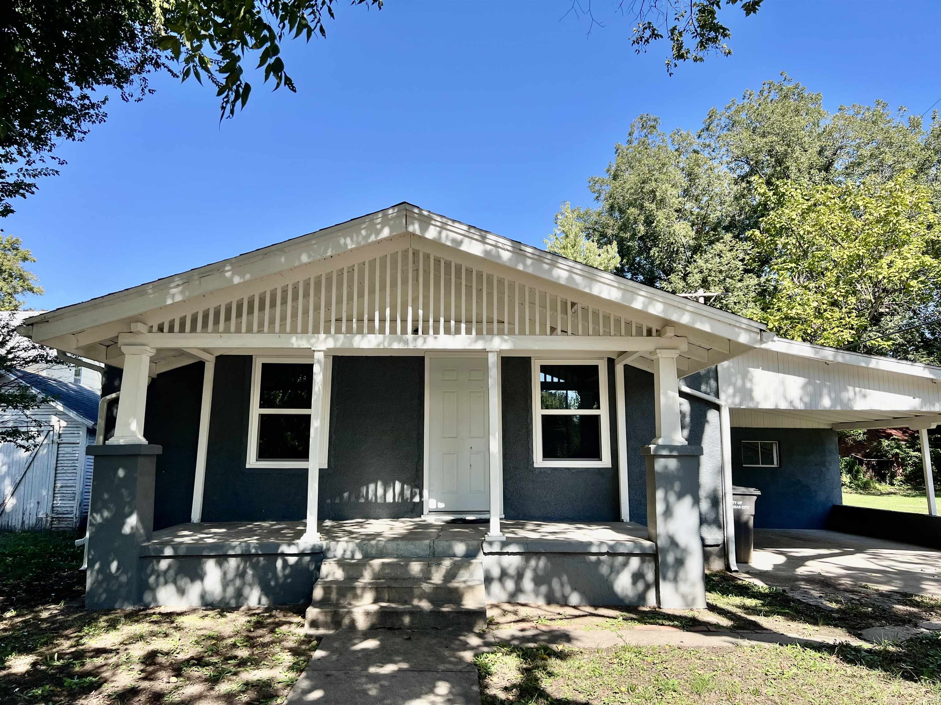 210 E Quincy Property Photo 1