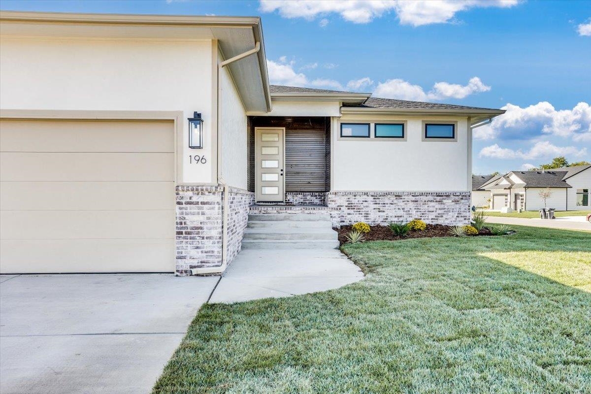 196 S Wellcrest Ct. Property Photo 2