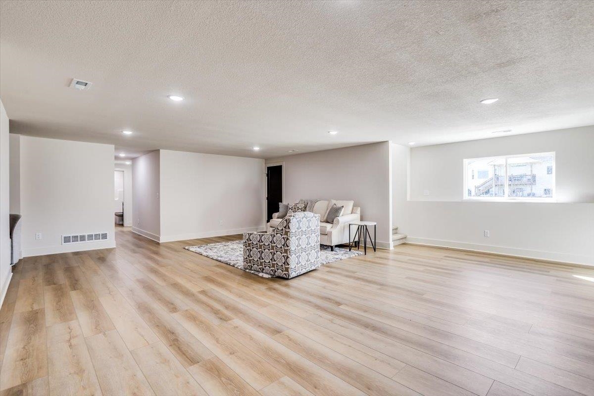 196 S Wellcrest Ct. Property Photo 28