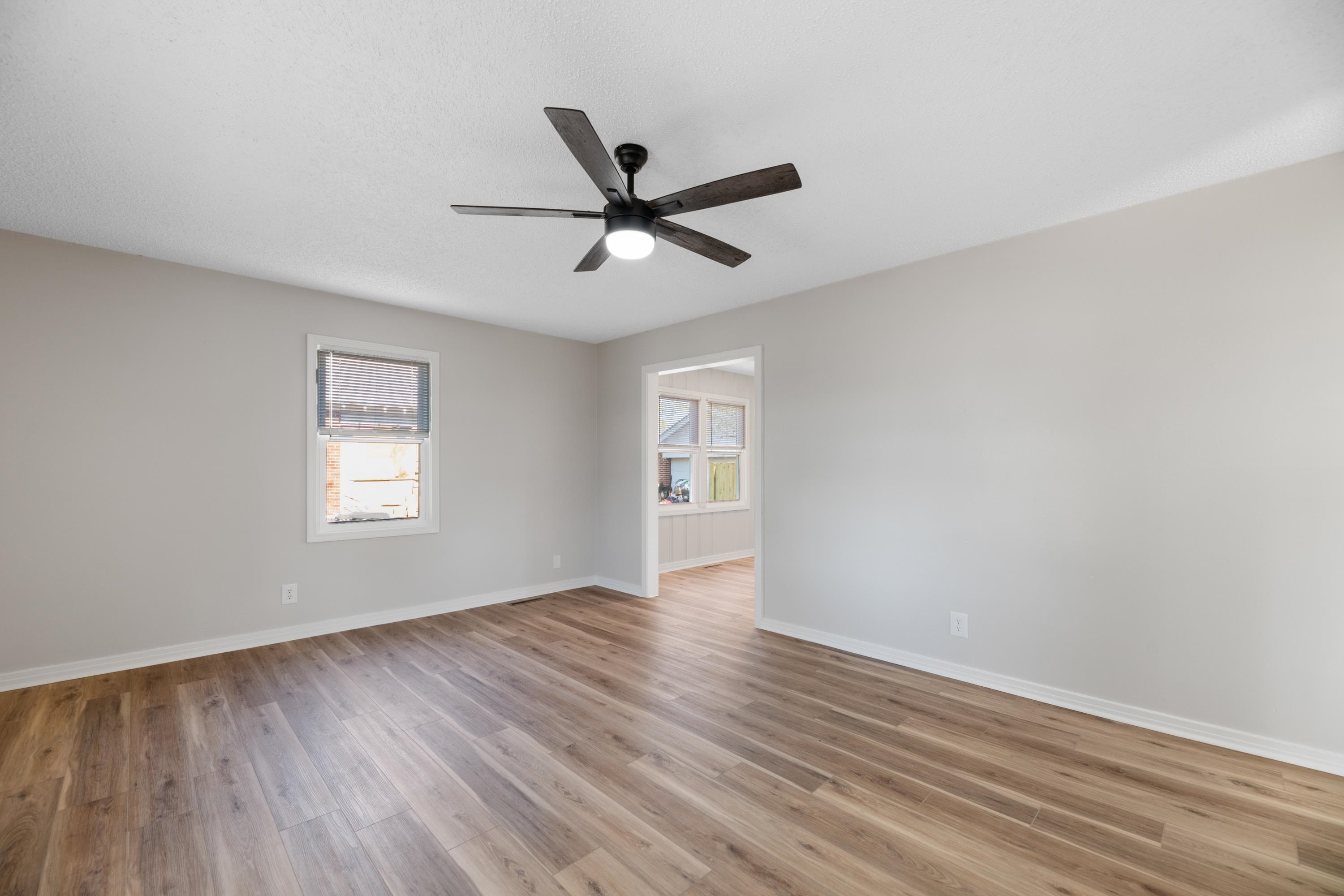 2116 S Mosley Ave Property Photo 6