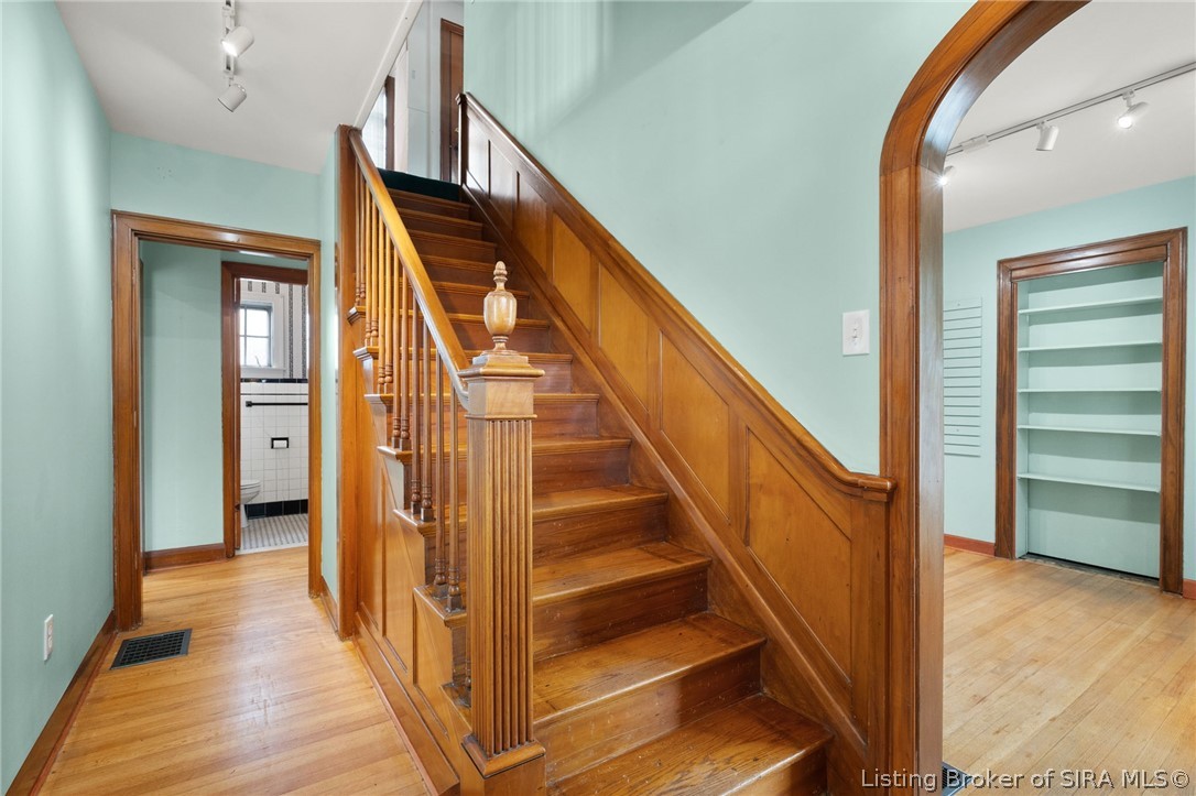 1302 E 10th Street Property Photo 8