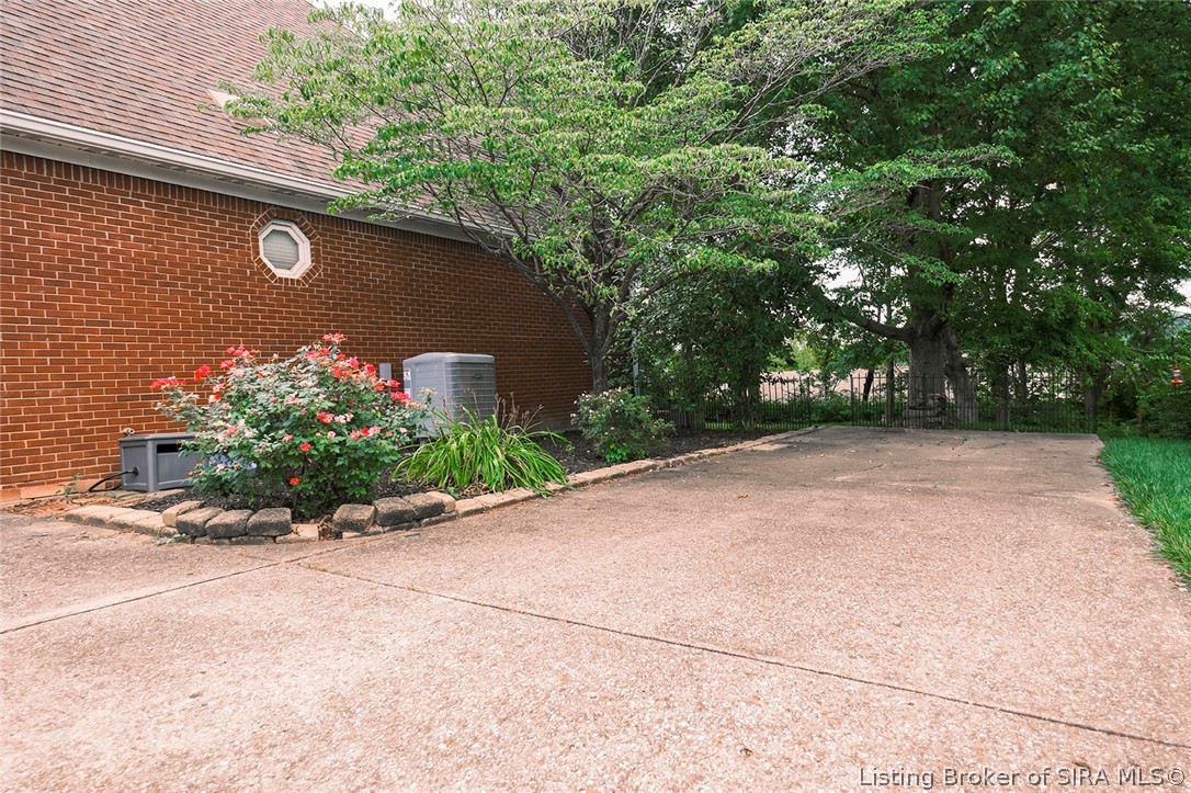 1023 Plum Ridge Drive Property Photo 5