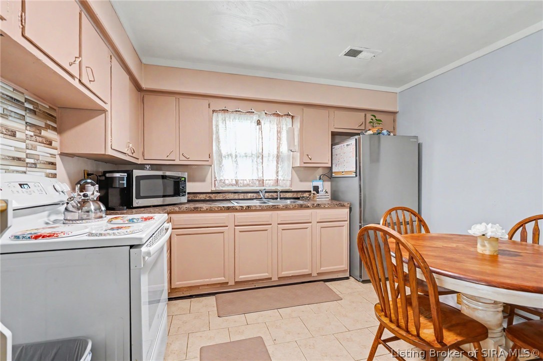 932 Whelan Lane Property Photo 7