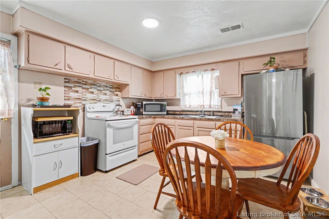 932 Whelan Lane Property Photo 8