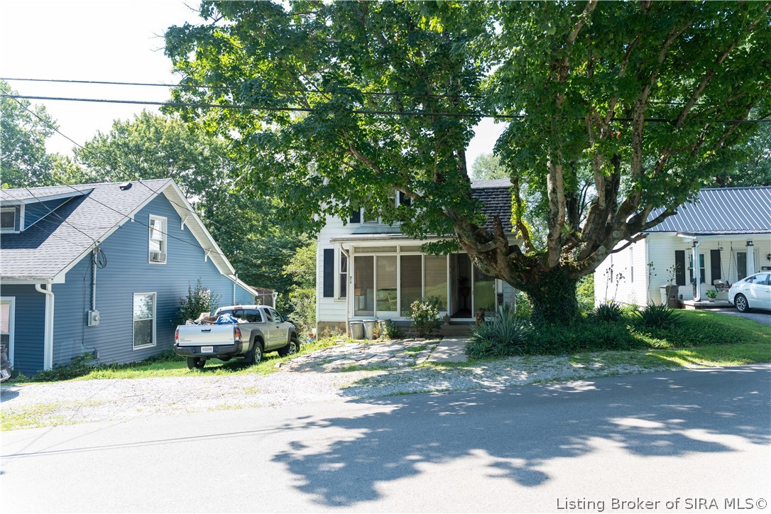 819 E Walnut Street Property Photo 2