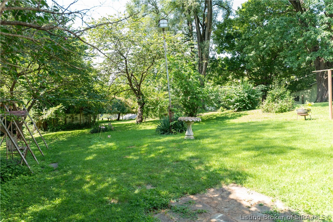 819 E Walnut Street Property Photo 4