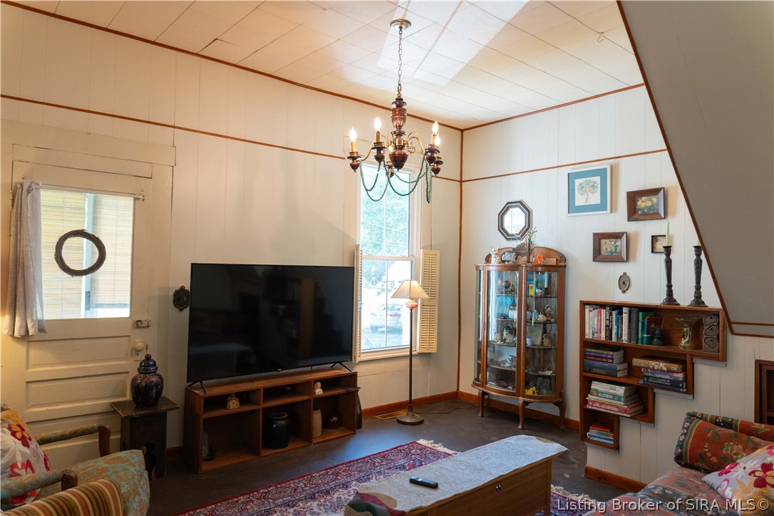 819 E Walnut Street Property Photo 8