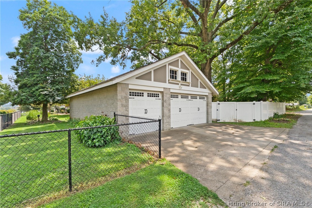 140 E High Street Property Photo 4