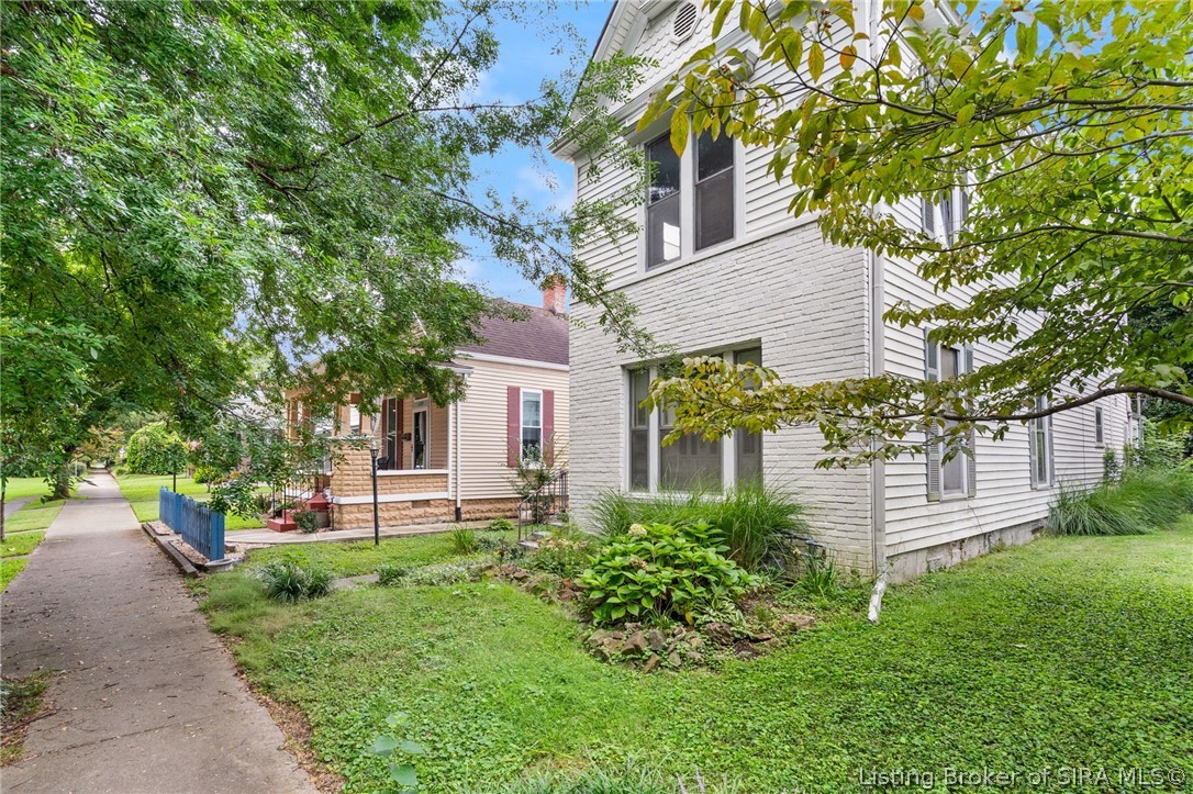 1211 E Elm Street Property Photo 4