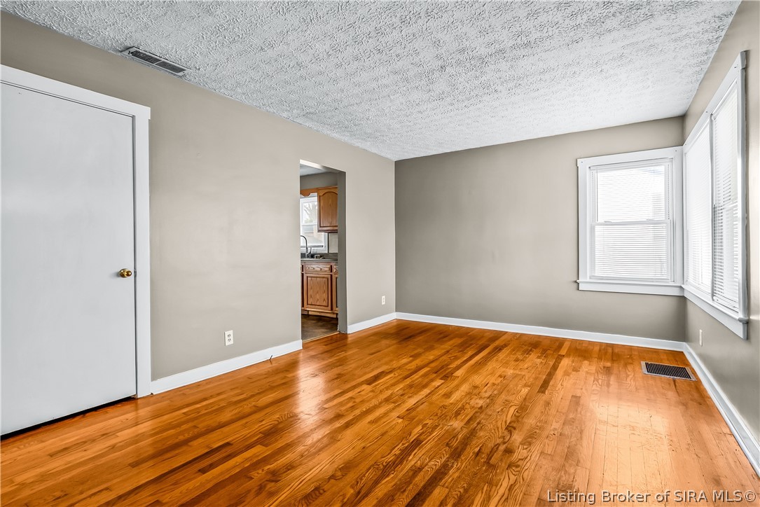 1327 E 8th Street Property Photo 3
