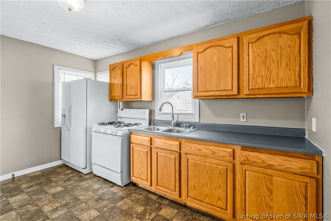 1327 E 8th Street Property Photo 5