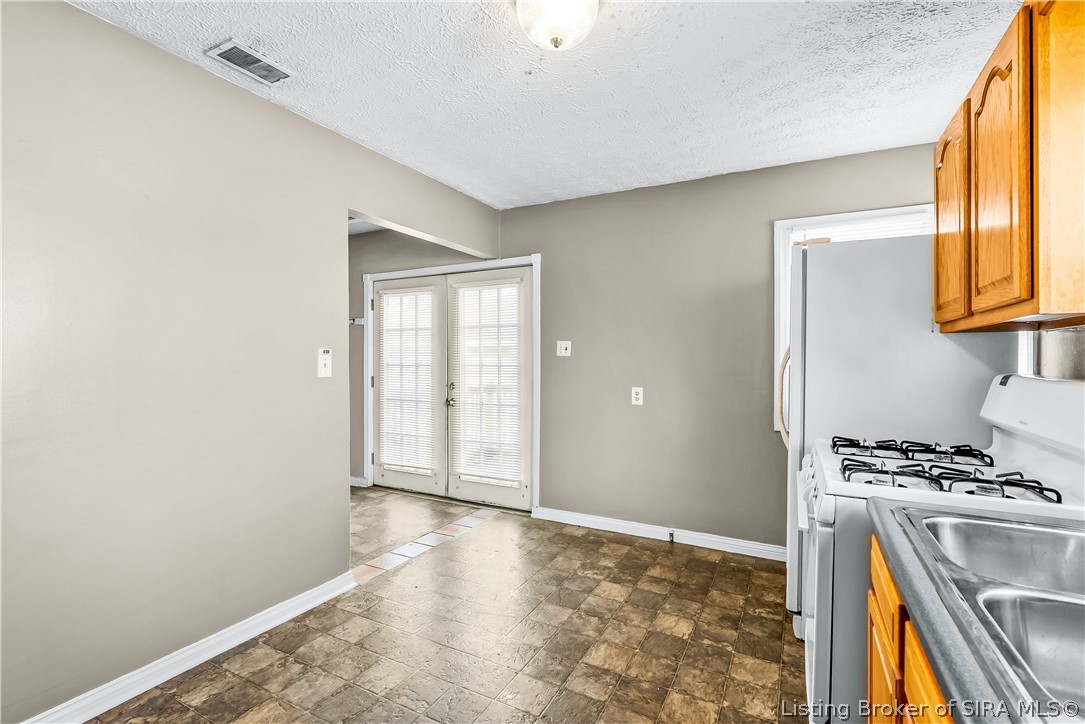 1327 E 8th Street Property Photo 6