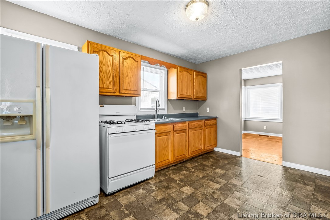 1327 E 8th Street Property Photo 7