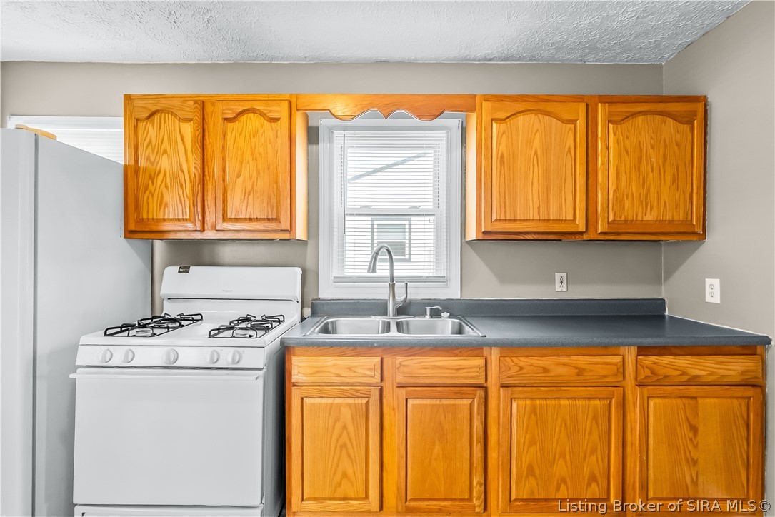 1327 E 8th Street Property Photo 11