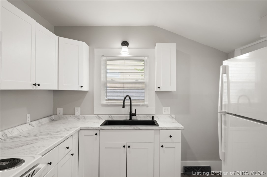 317 E 11th Street Property Photo 10