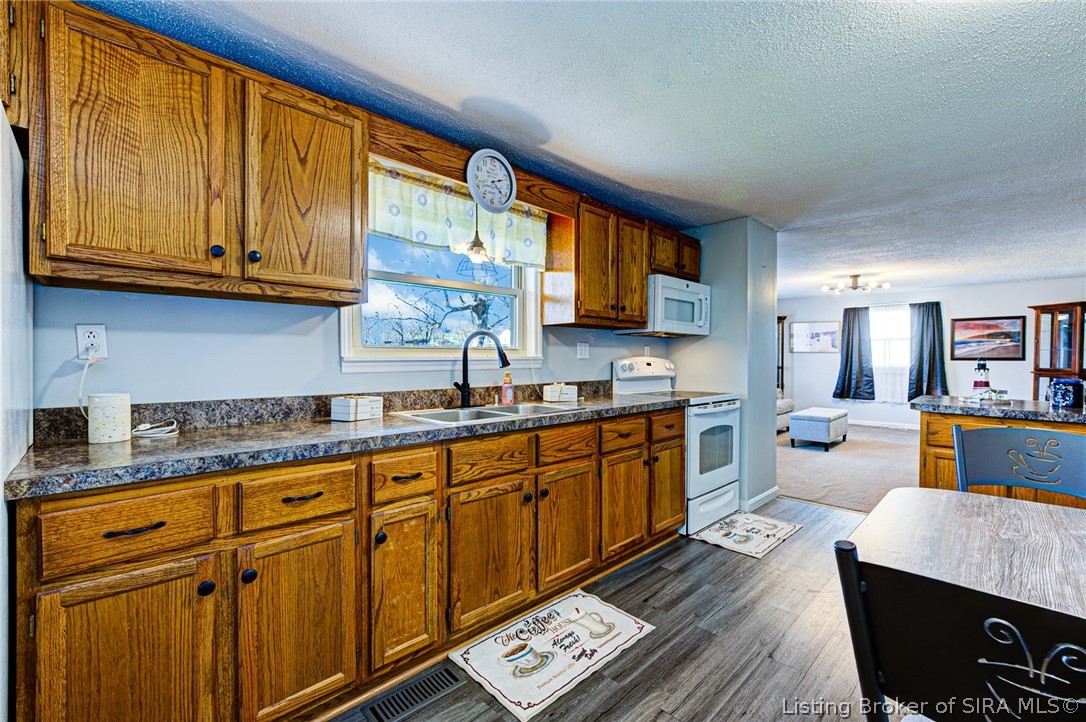 800 N Blue River Road Property Photo 12