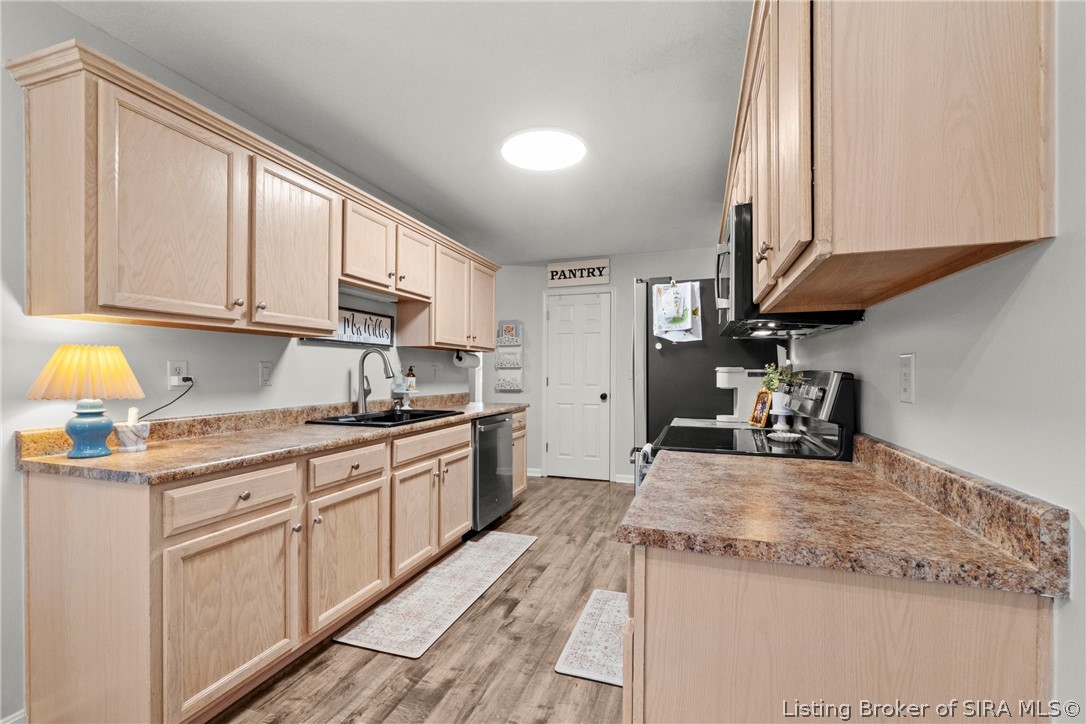 7904 Hollowview Drive Property Photo 11