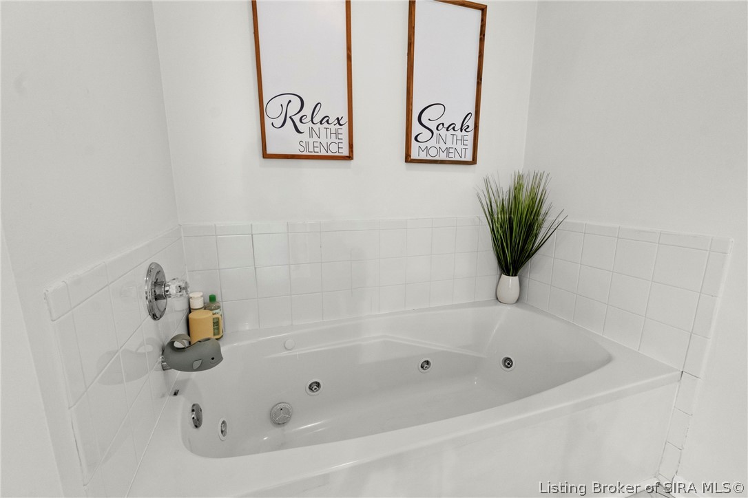 7904 Hollowview Drive Property Photo 23