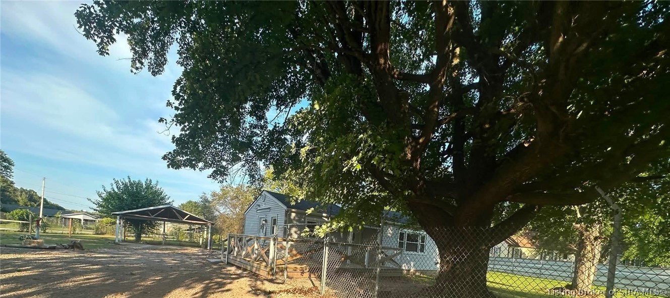 544 E Hilltop Drive Property Photo 4