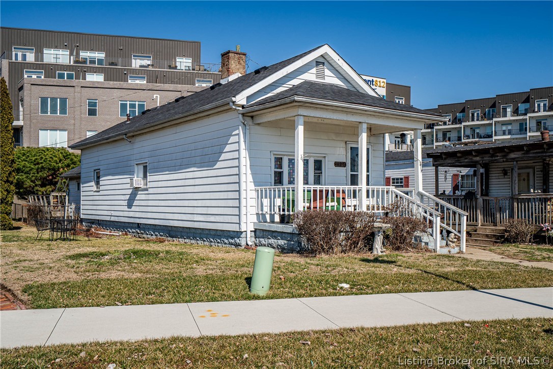 427/429 E Riverside Drive Property Photo 4